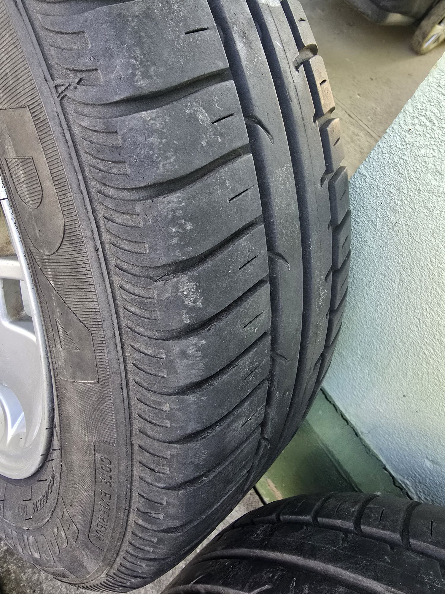 Jante aliaj Ford R14 + cauciucuri vara + prezoane