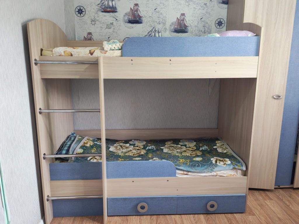 Продам детскую двухярусную кровать и шкаф