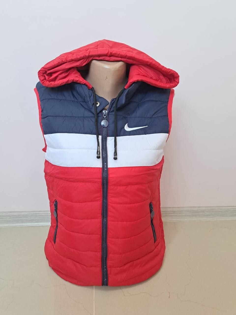 Vesta dama Nike 
Emblema cusuta 
Mărimi ,XL,XXL,3XL 
Preț 90 lei