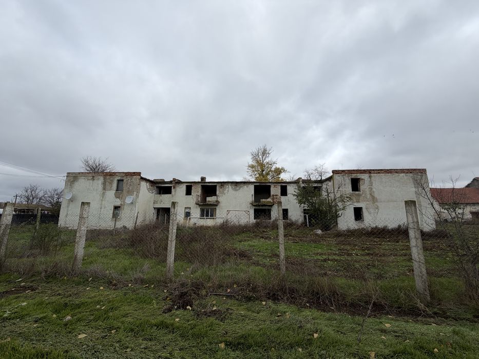 Anunt de vânzare - Bloc cu 12 apartamente + teren Țintești