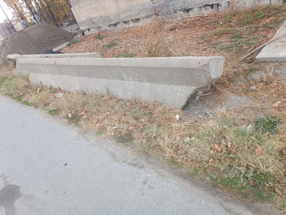Blok beton. Ichida sim va armaturalar tashalgan.
