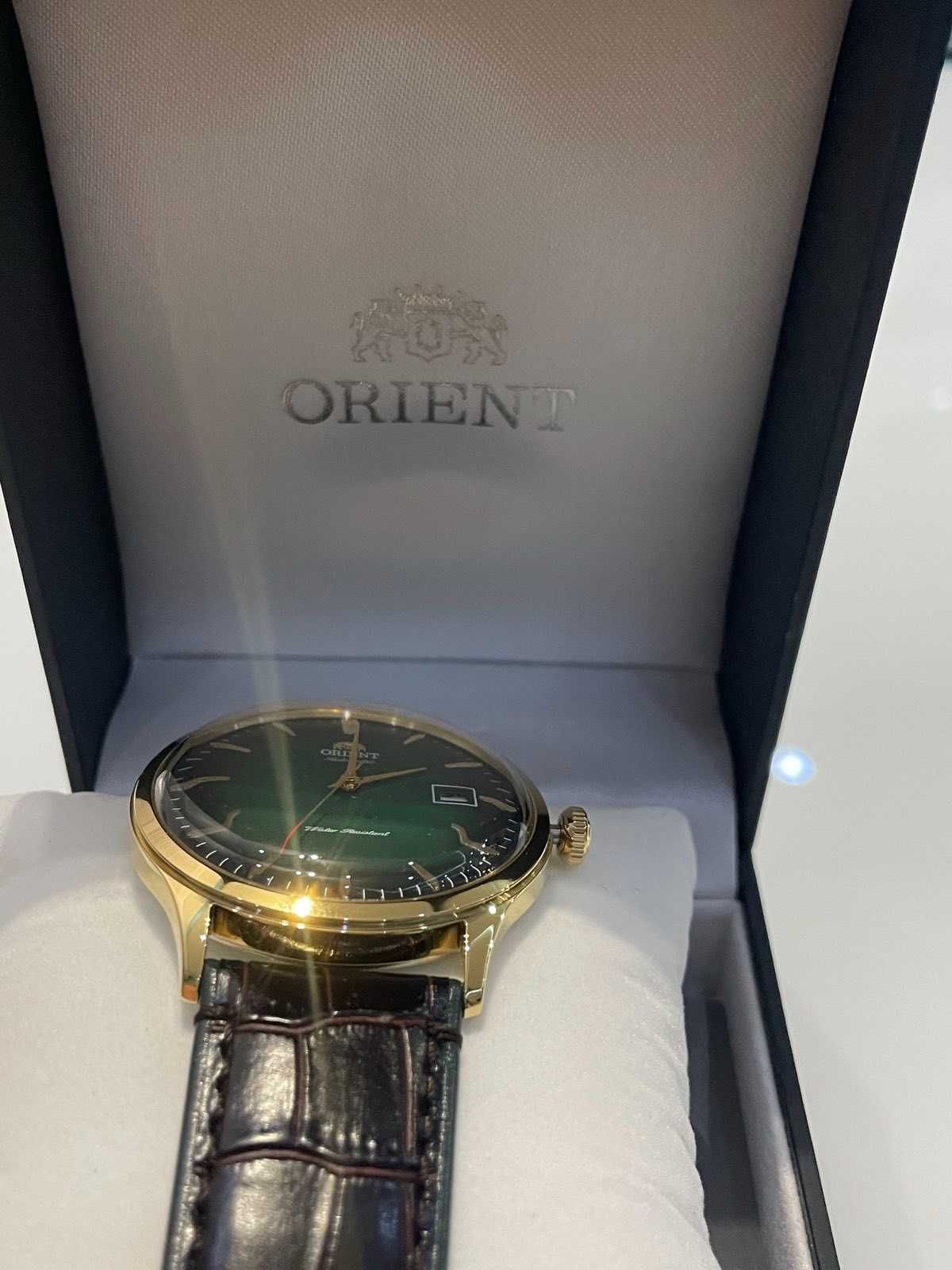 Orient, Автоматичен часовник с овален корпус