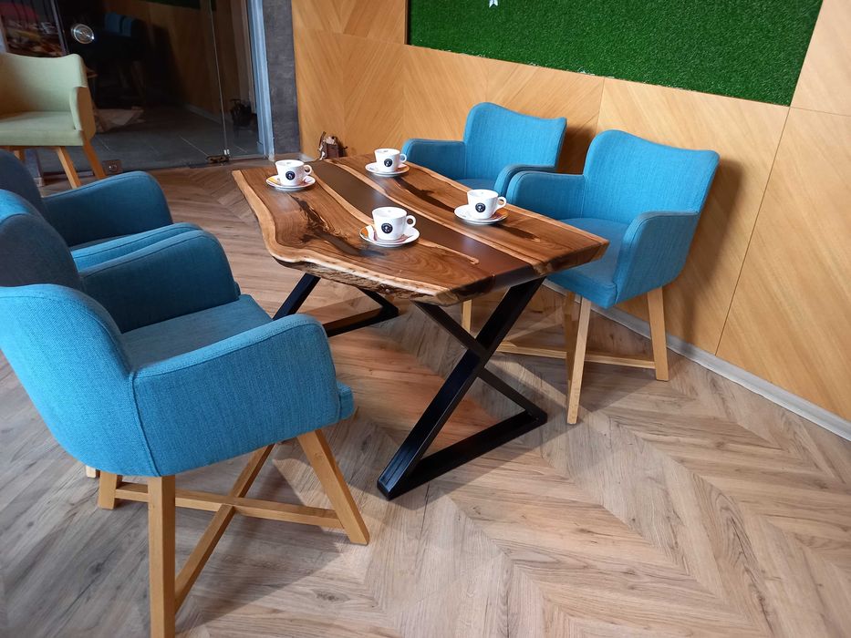 Масивна  маса от епоксидна смола и орех