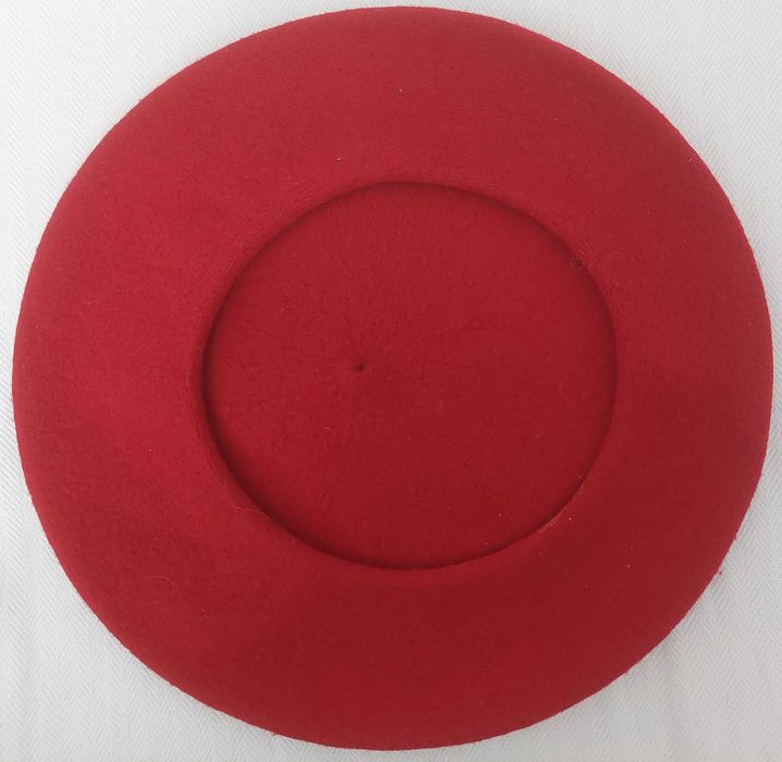 Ефектна червена барета, таке