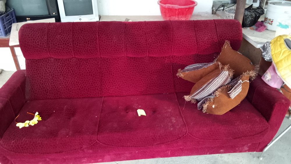 Диван красный на