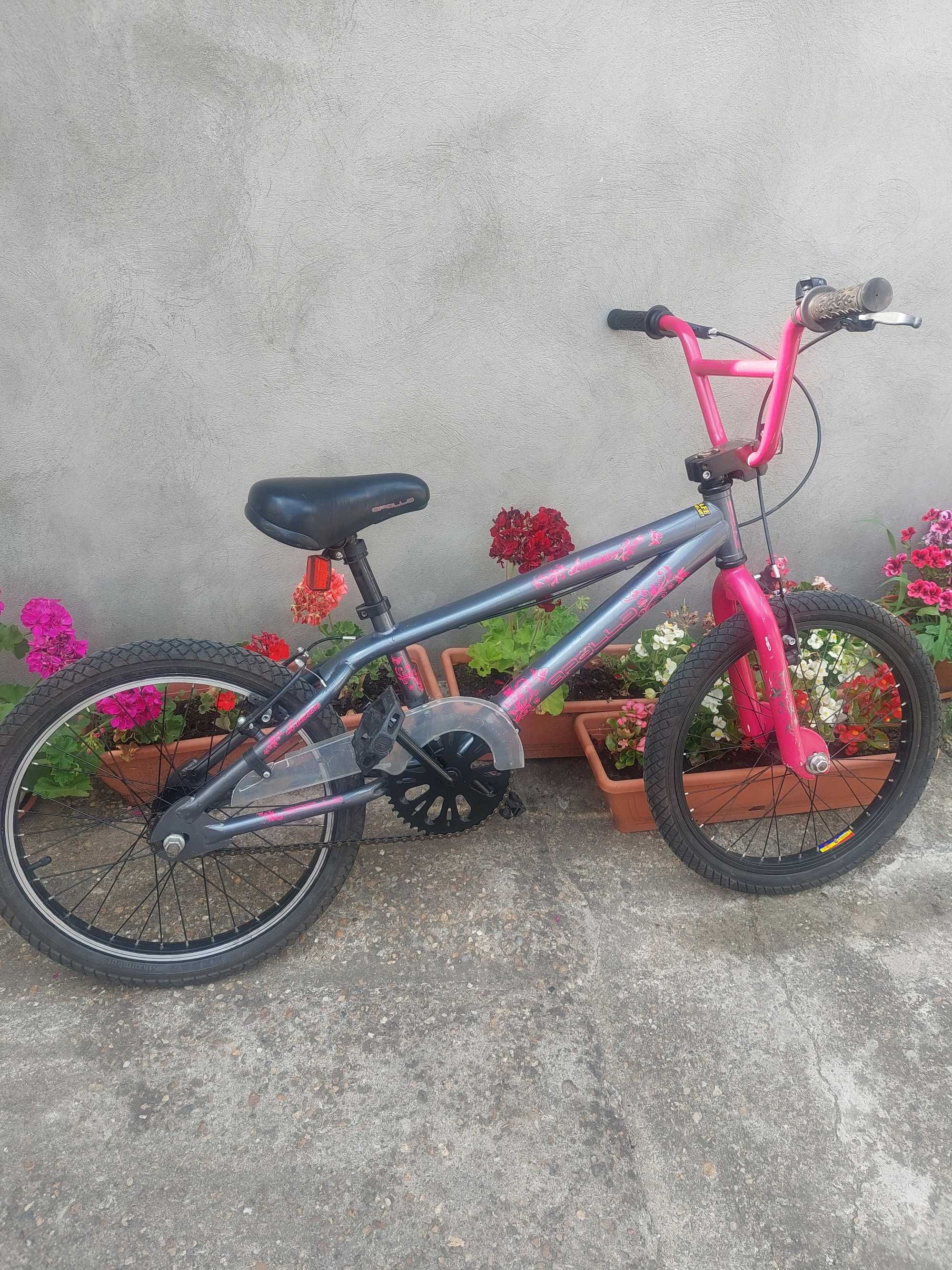 Bicicleta BMX pentru fete
