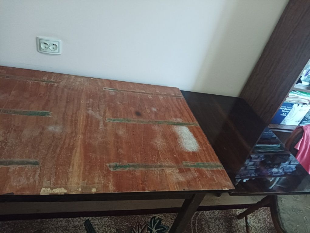 Продается раскладной стол на 12 персон.
