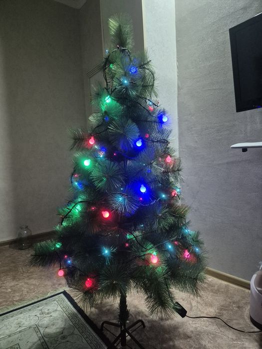 Продается ёлка с гирляндами