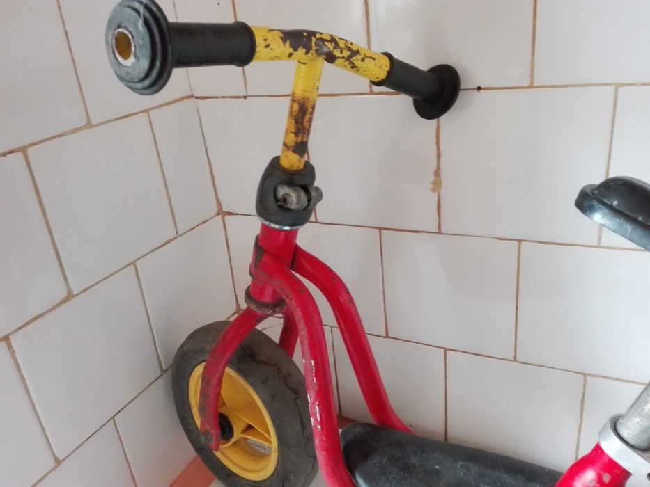 Английски настолен часовник и стара детска тротинетка.