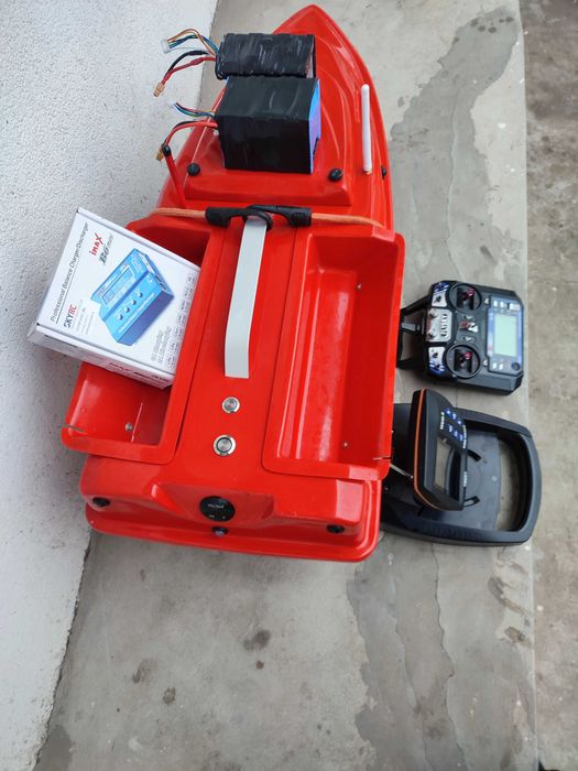 Vând bărcuță  plantat  din fibra  plus sonar  2 baterii lifepo 5s