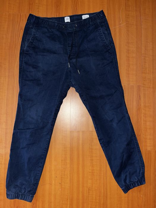 Vand pantaloni GAP pt barbati M