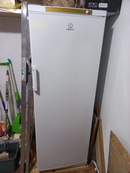 Морозильник Indesit не работает.
