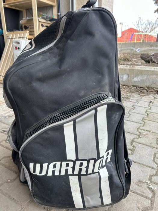 Продавам пълна хокейна екипировка – размер M, леко използвана