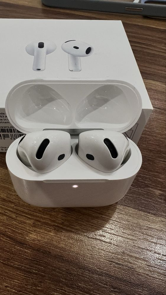 Слушалке Apple AirPods 4 (USB -C)