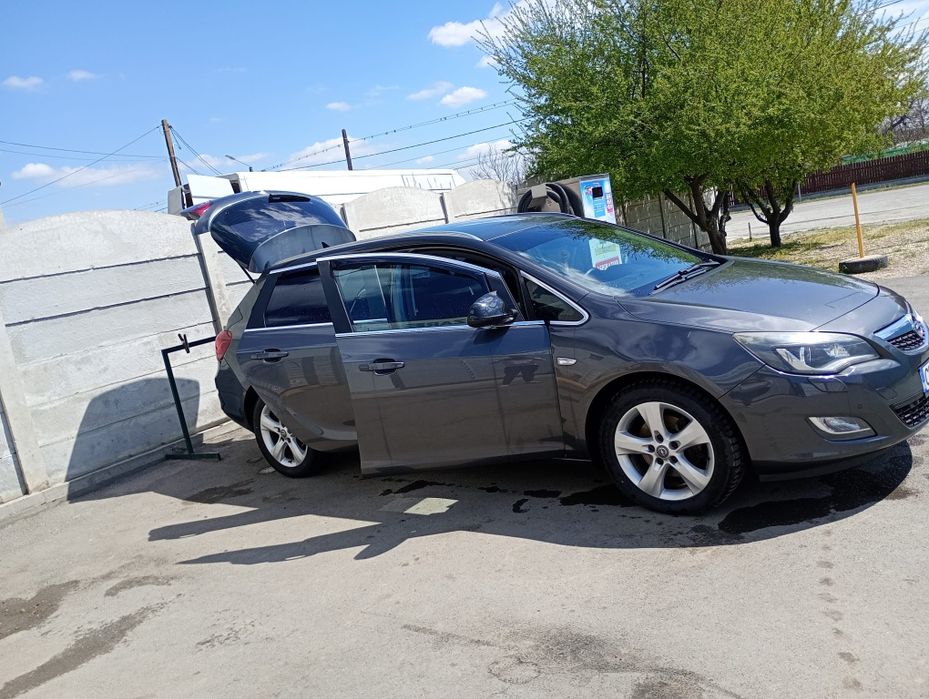 Vând Opel Astra j