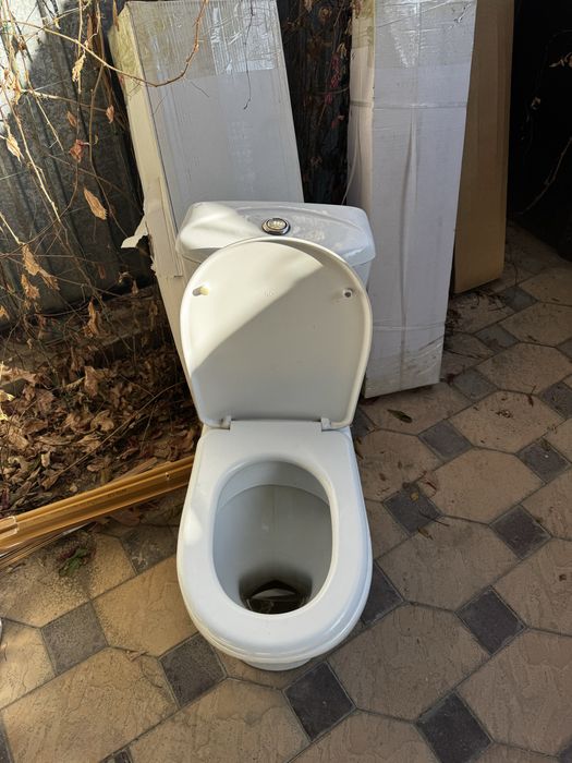 Унитаз среднего размера