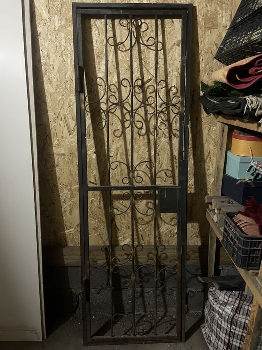 Железная дверь решетка с замком