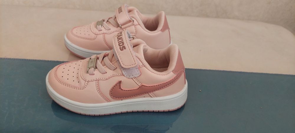 Кроссовка для девочек 27 р-р. 70 000