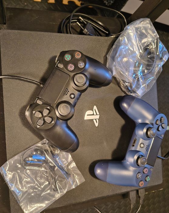 PS4 PRO 4K 1Tb + 2 controllers