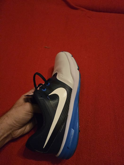 Vand adidasi nike