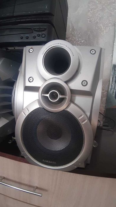 Пара колонок Samsung в рабочем состоянии