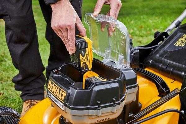 Акумулаторна косачка DeWALT DCMW564P2 с 2 батерии 5 ah и зарядно