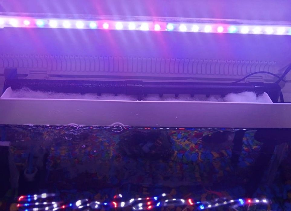 Acvariu cu comoda incorporata