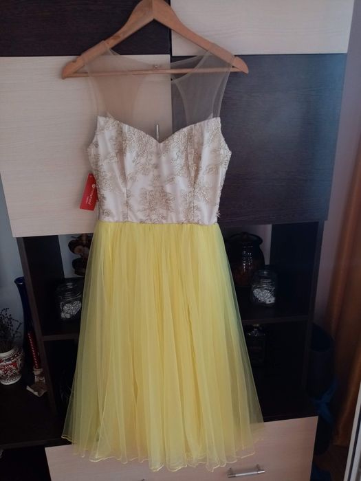 Rochie scurtă elegantă, în două tonuri – crem și galben solar