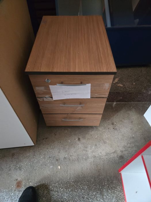 Vand diverse tipuri de mobilier