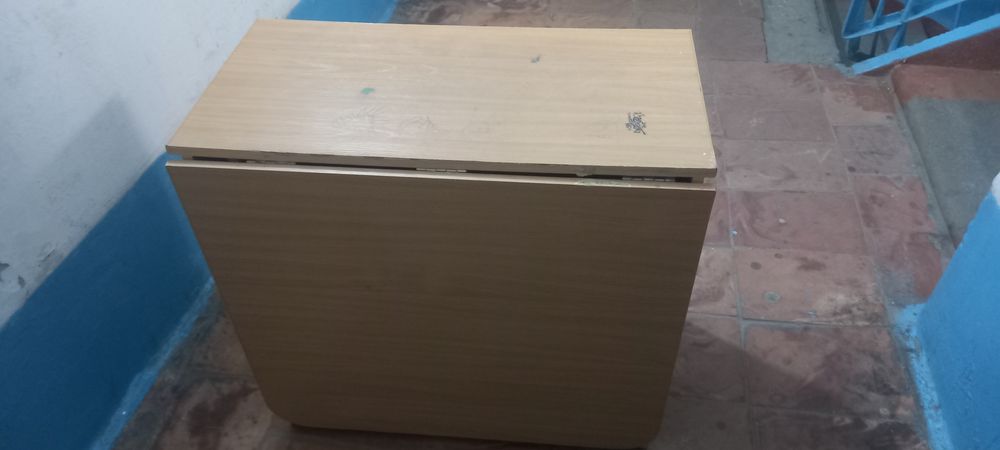 Продается книжный стол