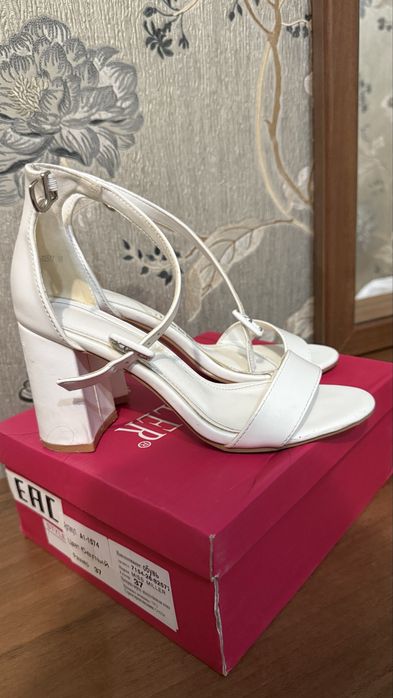 Женские туфли продаются