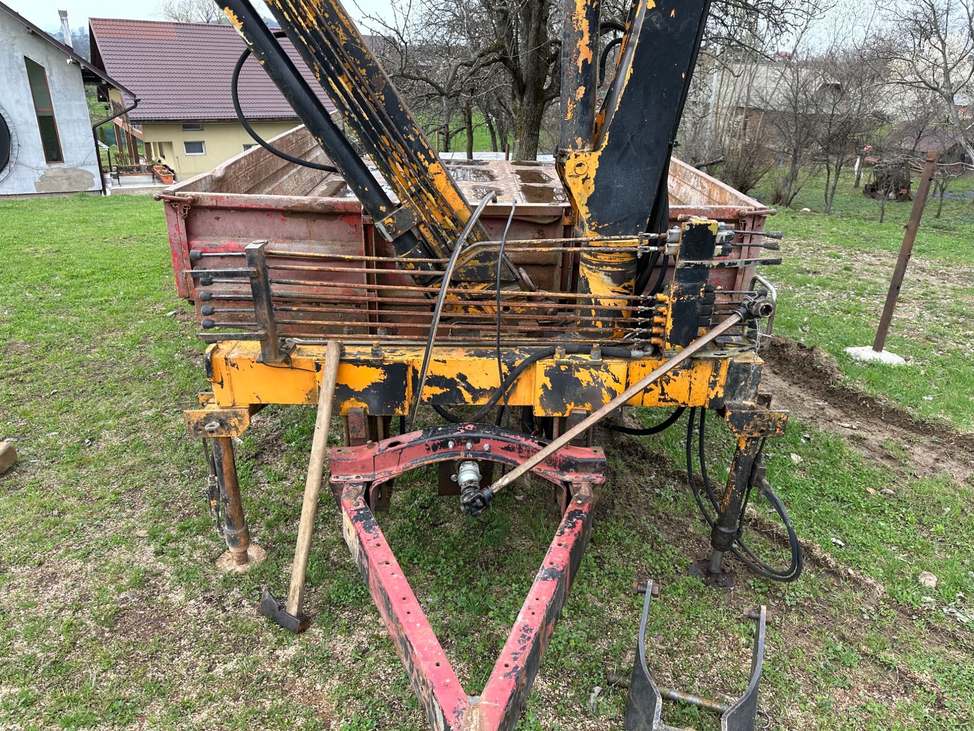 Vând remorcă cu macara după tractor