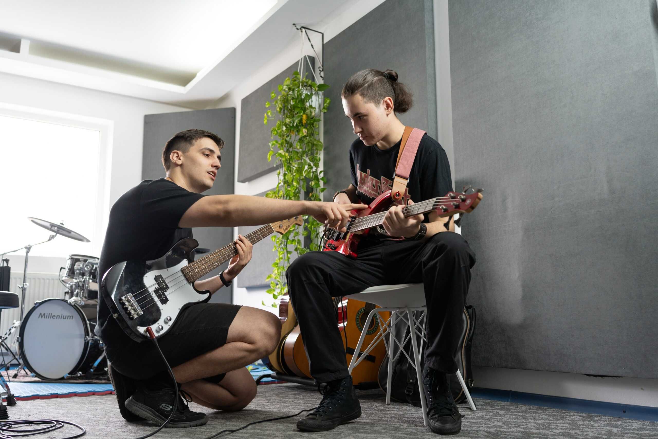 Lecții de chitară (acustică/electrică/bas) - Progresează rapid!