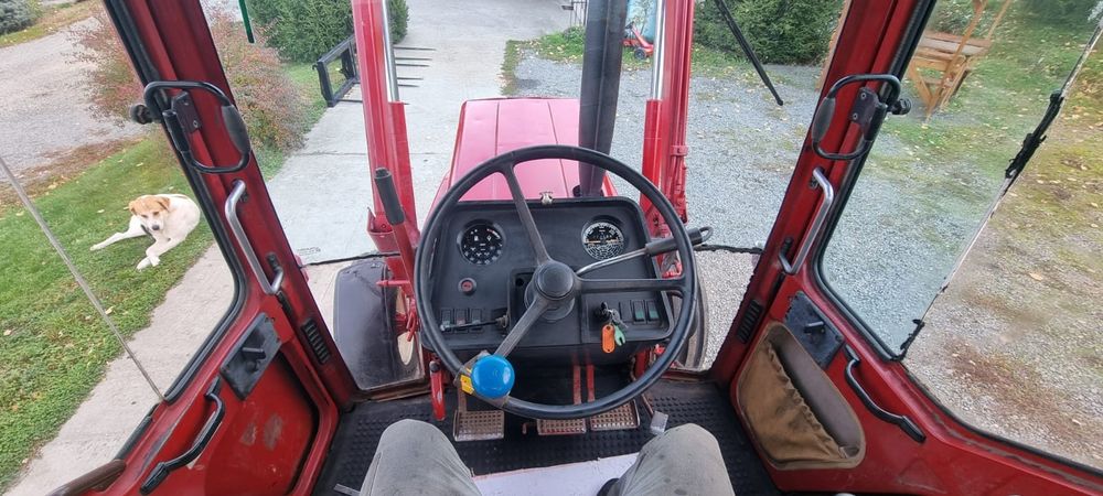 Tractor Internațional 745 XL cu încărcător