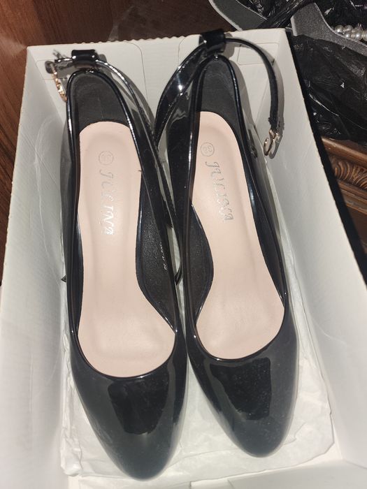 9 ta oyoq kiyim, 2 ta kashelok, 1 ta sumka.Hammasi 500 ming Razmer38