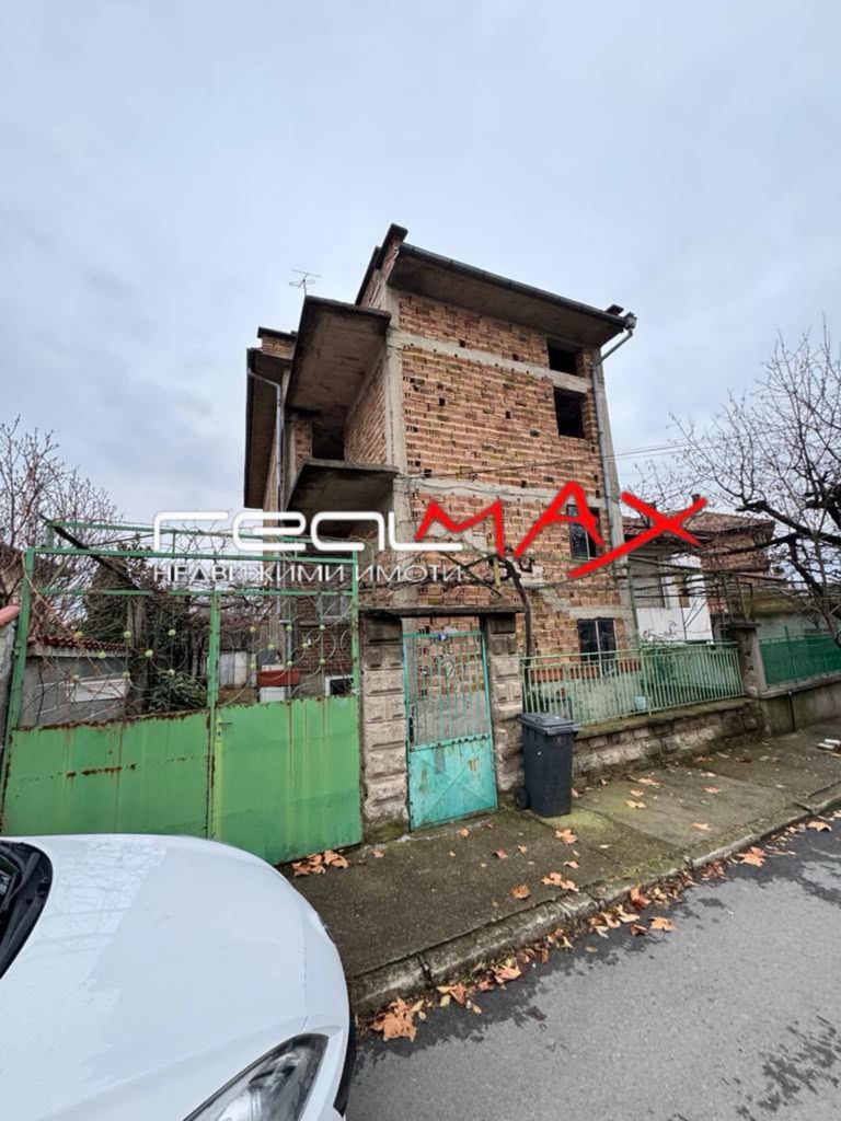 Продава се Тристаен апартамент в Казанлък - 91 кв.м за 701 €/кв.м - Снимка #1