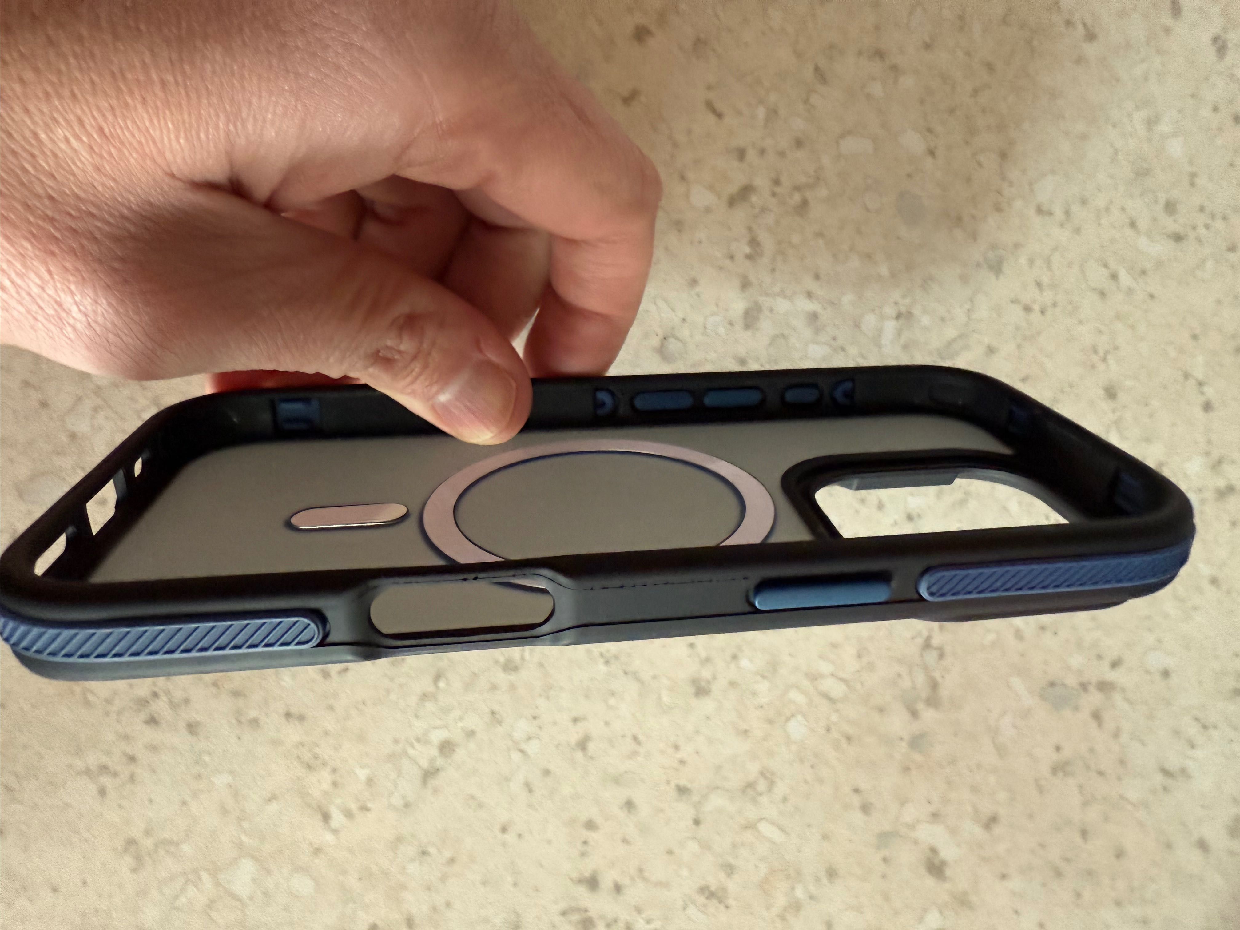 Продавам силиконов калъф за Iphone 16 Pro нов