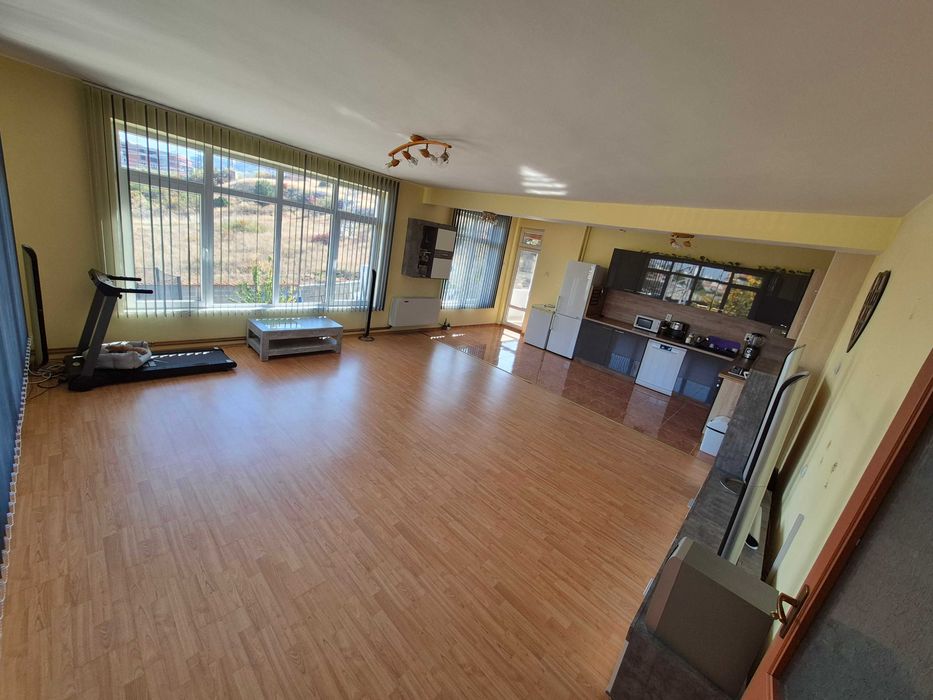 Многостаен етаж от къща, 160кв, полу-обзаведен, двор и паркомясто