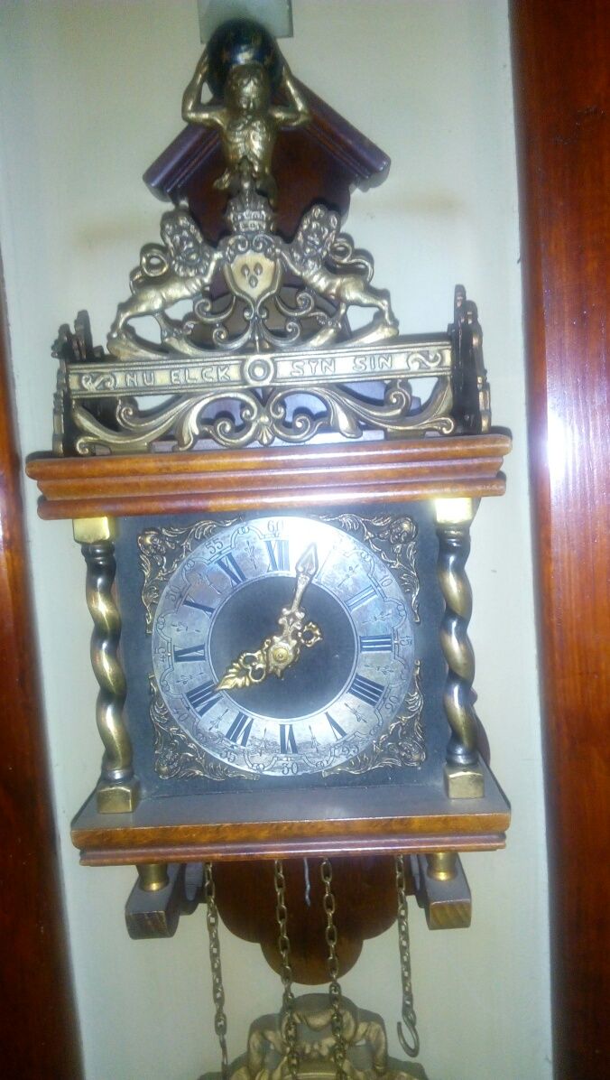Стенен часовник направен от порцелан