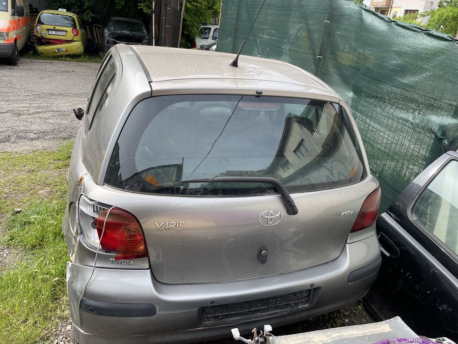 Тойота Ярис на части