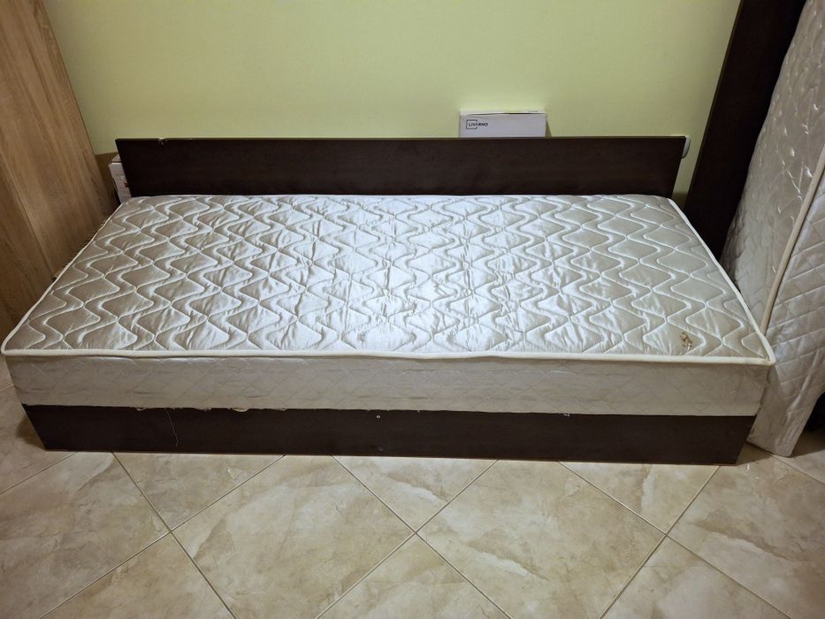 Легло с поядигащ механизъм + подарък матрак