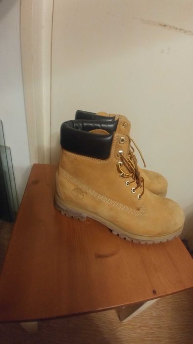 Vând sau schimb bocanci Timberland.