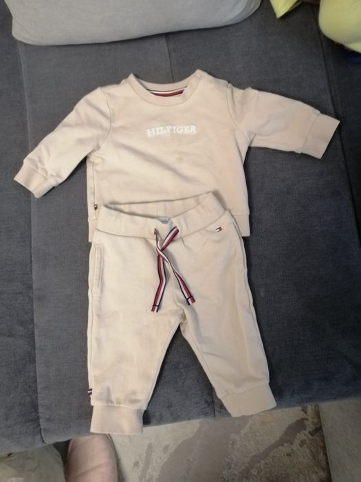 Vând treninguri Tommy Hilfiger bebeluși originale aduse din Germania.