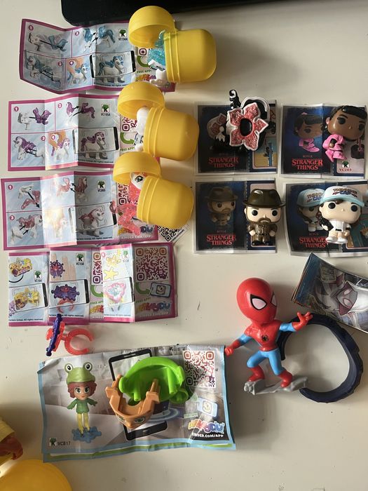 Играчки от шоколадови яйца, стикита и др.