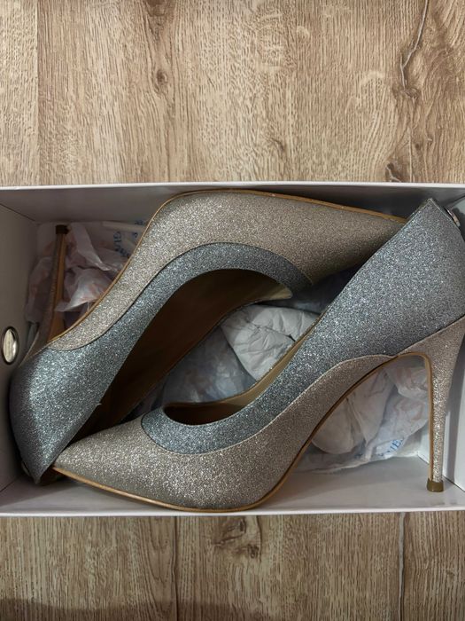 Лимитирани официални обувки на Guess