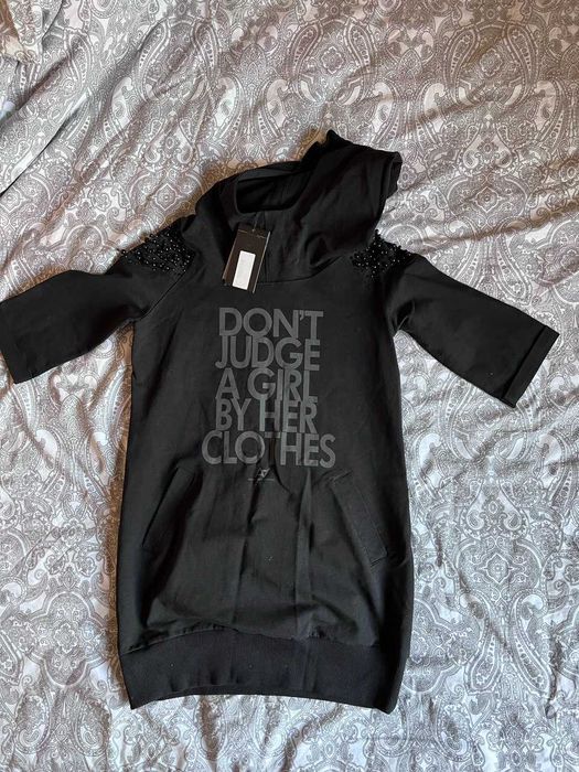 Рокля с качулка и яка