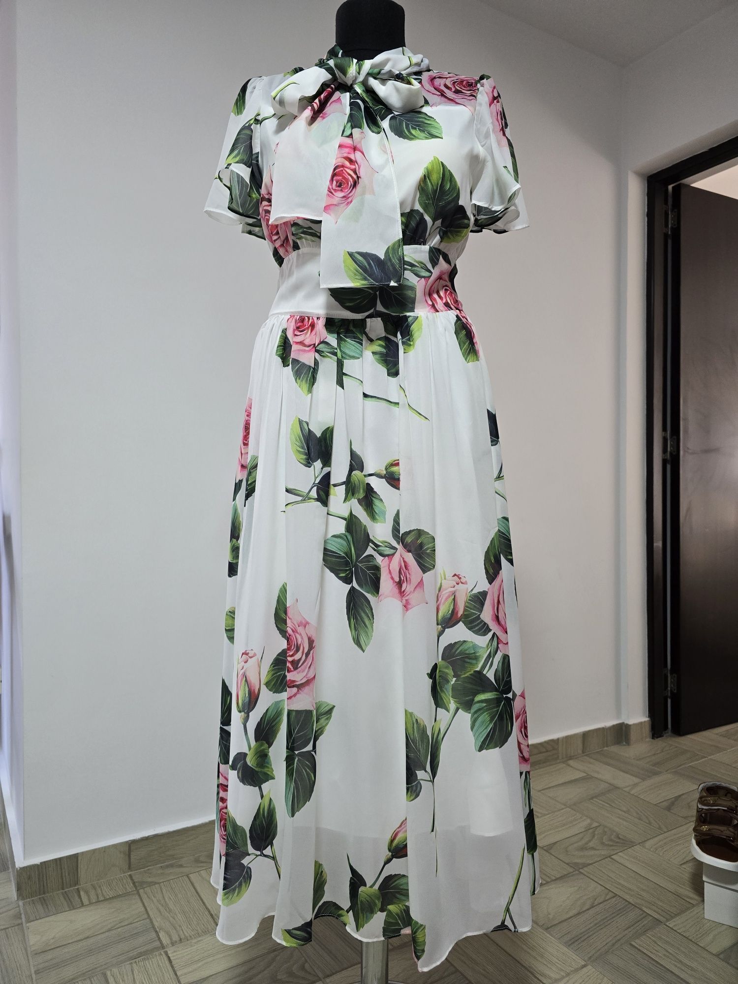 Rochie superba, model cu trandafiri, funda in zona bustului