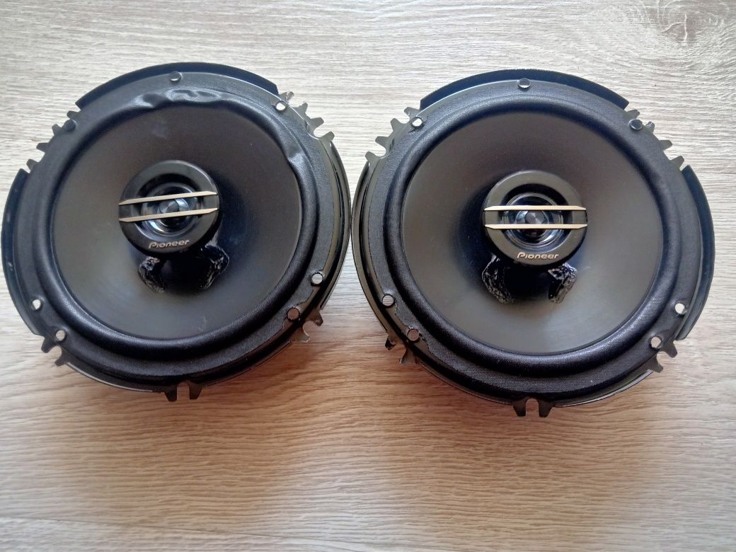 Продам калонки Pioneer 16см оригинал в хорошем состоянии.