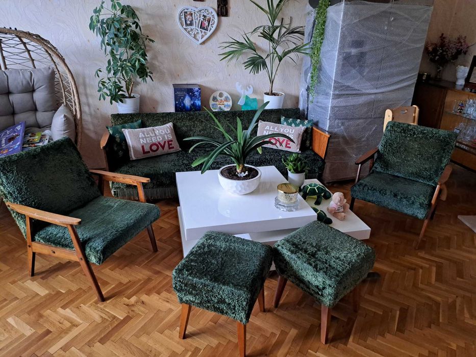 Ретро диван разгъваем,кресла и табуретки