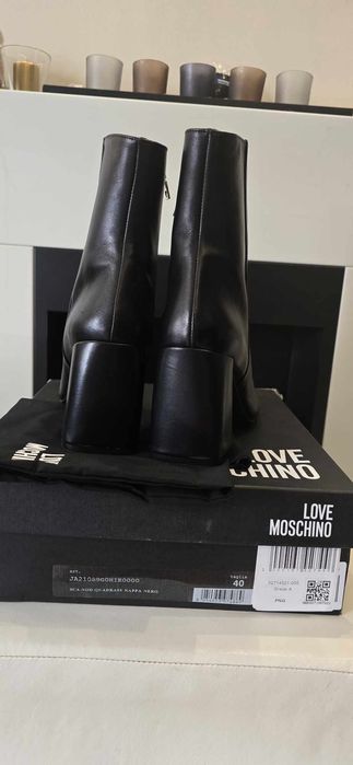 Love Moschino дамски боти ,41 номер